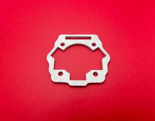 Piastra sp.4mm  per cilindro Derbi d.50  (motore piaggio)