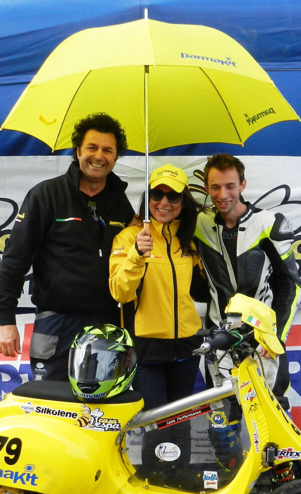 Ombrello Giallo con scritte  Parmakit blu